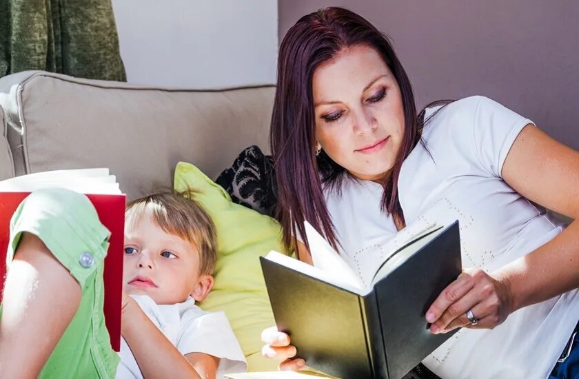 Читаем с мамой. Мама читает книгу. Мама читает ребенку. Читающая мама читающая школа читающая Страна. Мама читает детям картинки