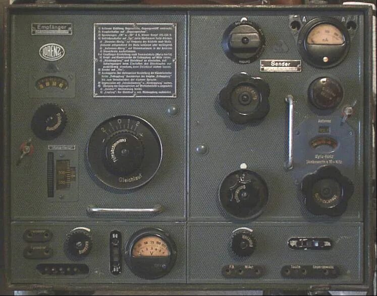 Радиостанции вермахта 1941 года. Немецкая радиостанция времен второй мировой войны. Немецкая рация вермахта. Немецкие радиостанции второй мировой войны.