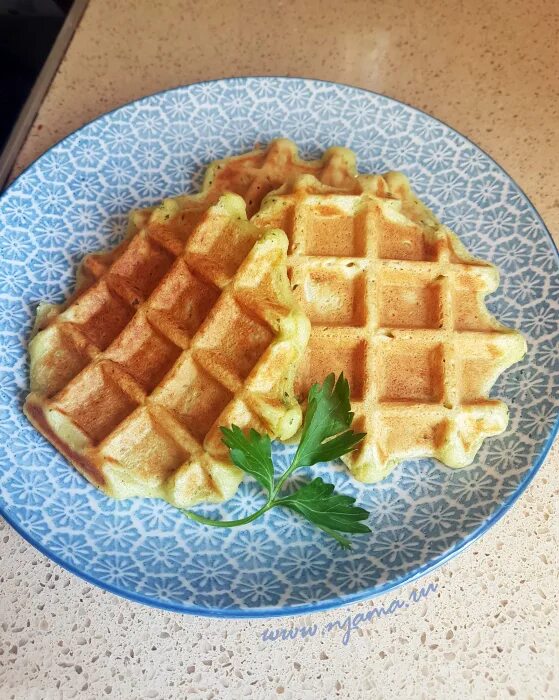 Вафли из капусты в вафельнице. Вафельница лакомка. Картофельные венские вафли в электровафельнице. Вафли из цуккини. Кабачковые венские вафли.