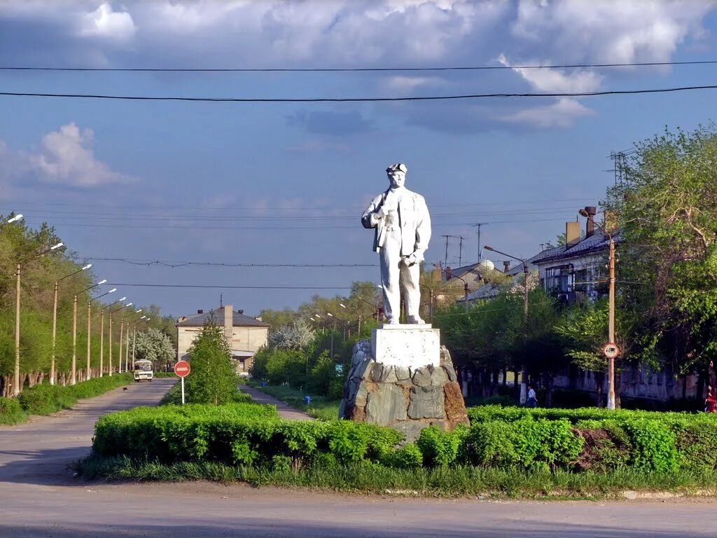 Гаев город. Город Гай Оренбургская область. Памятник Горняк Гай. Памятники города Гай. Памятники г Гая Оренбургской области.