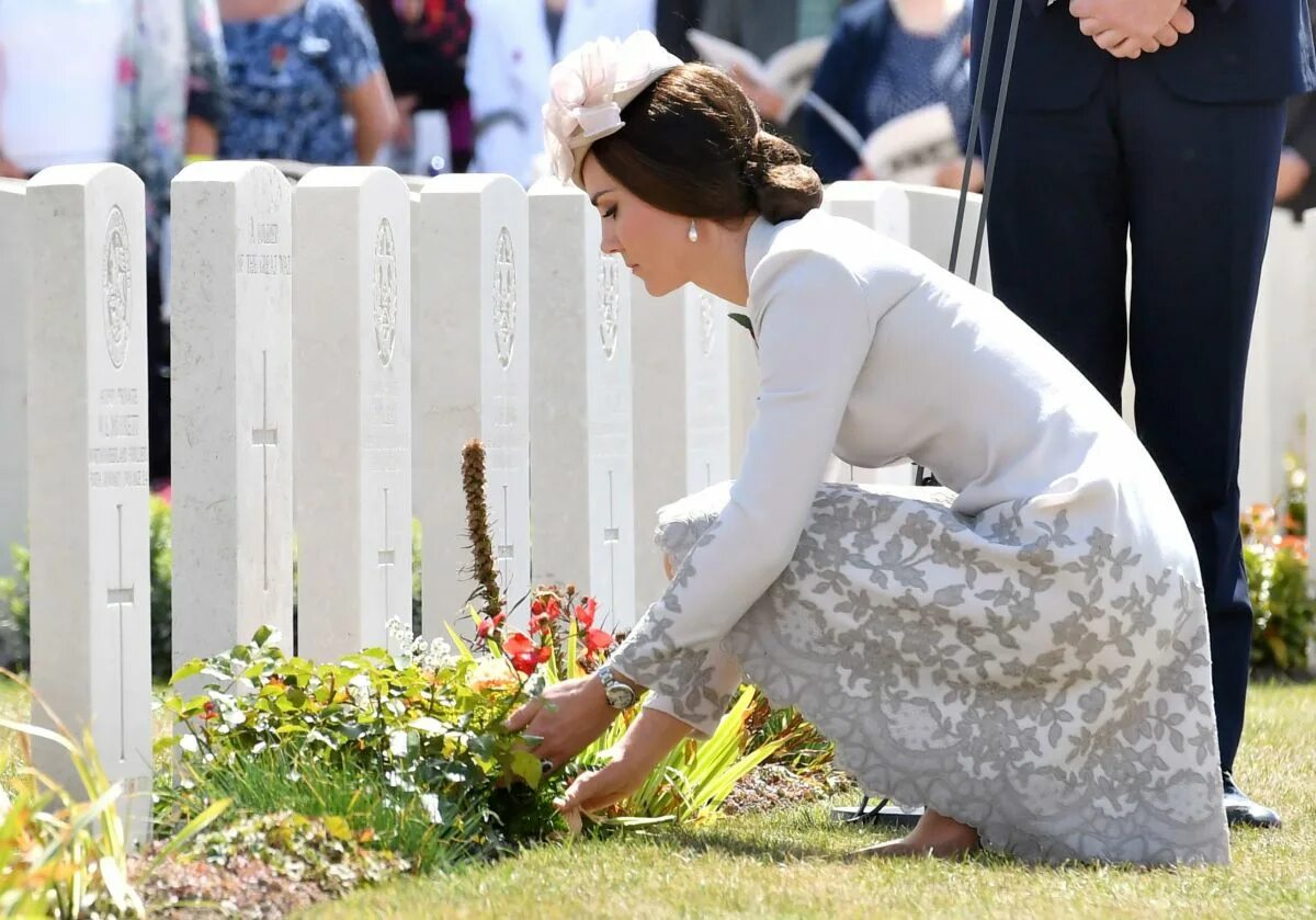 Кейт Миддлтон возлагает венки. Кейт, герцогиня Кембриджская Illuminum White gardenia Petals. Принцесса Кэтрин похороны. Платье Кейт Миддлтон на похоронах. Кейт мидлтон убили