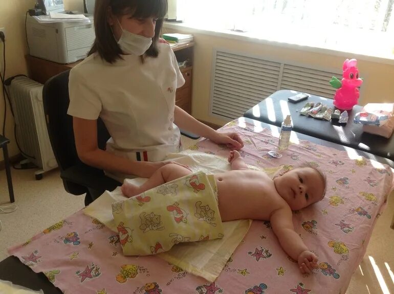 Массаж детям. Детская больница массаж. Массаж ребенку в поликлинике. Массажный кабинет детской поликлиники. Детский массаж девочке.