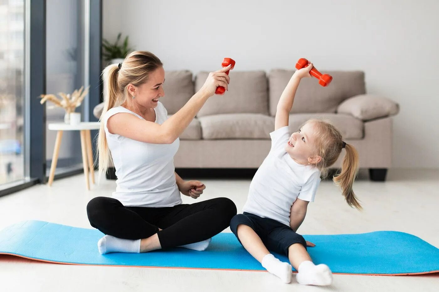 Фитнес дети. Мама занимается спортом. Мама и дочь йога. Мама и дочка занимаются спортом.