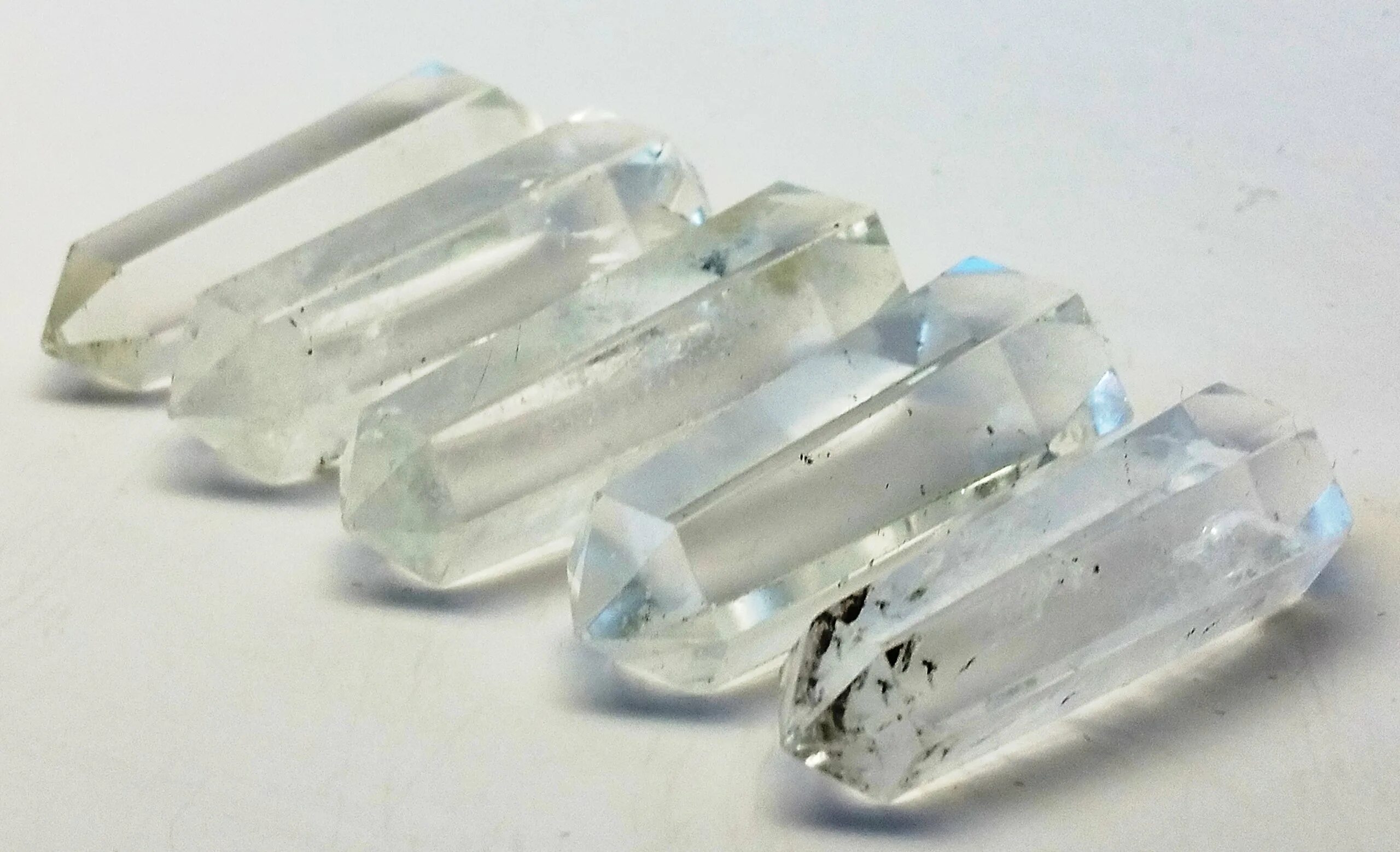 Crystal wand. Кристал бед. Камень кварц солевой. Хрустальная ваза с серебряным ободком. Лантийцы звездные врата кристаллы.