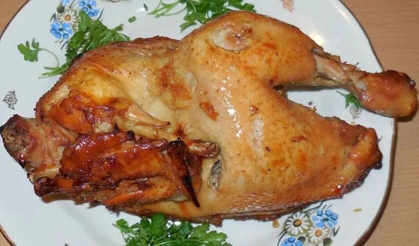 Пол куры в духовке. Курица в духовке. Курица запеченная в духовке. Половина курицы запеченная в духовке. Пол курицы в духовке.