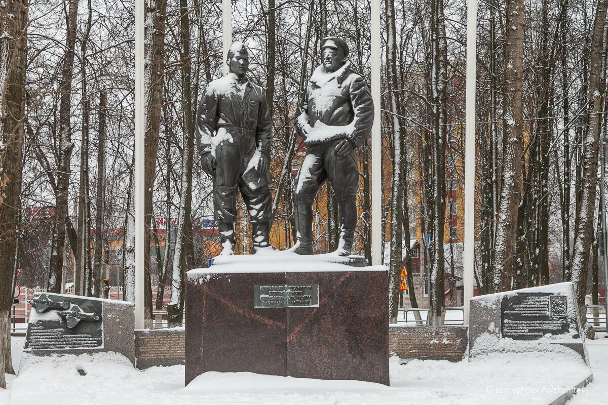 Иваново полка нормандия неман. Памятник летчикам нормандии неман. Памятник полку нормандия-неман. Памятник полка нормандия неман иваново. Памятник летчикам полка нормандия-неман иваново.