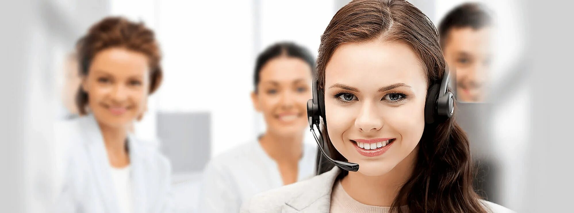 Оператор колл центра. Колл центр. Менеджер с телефоном. Оператор колл центра. Фото оператора женщина.