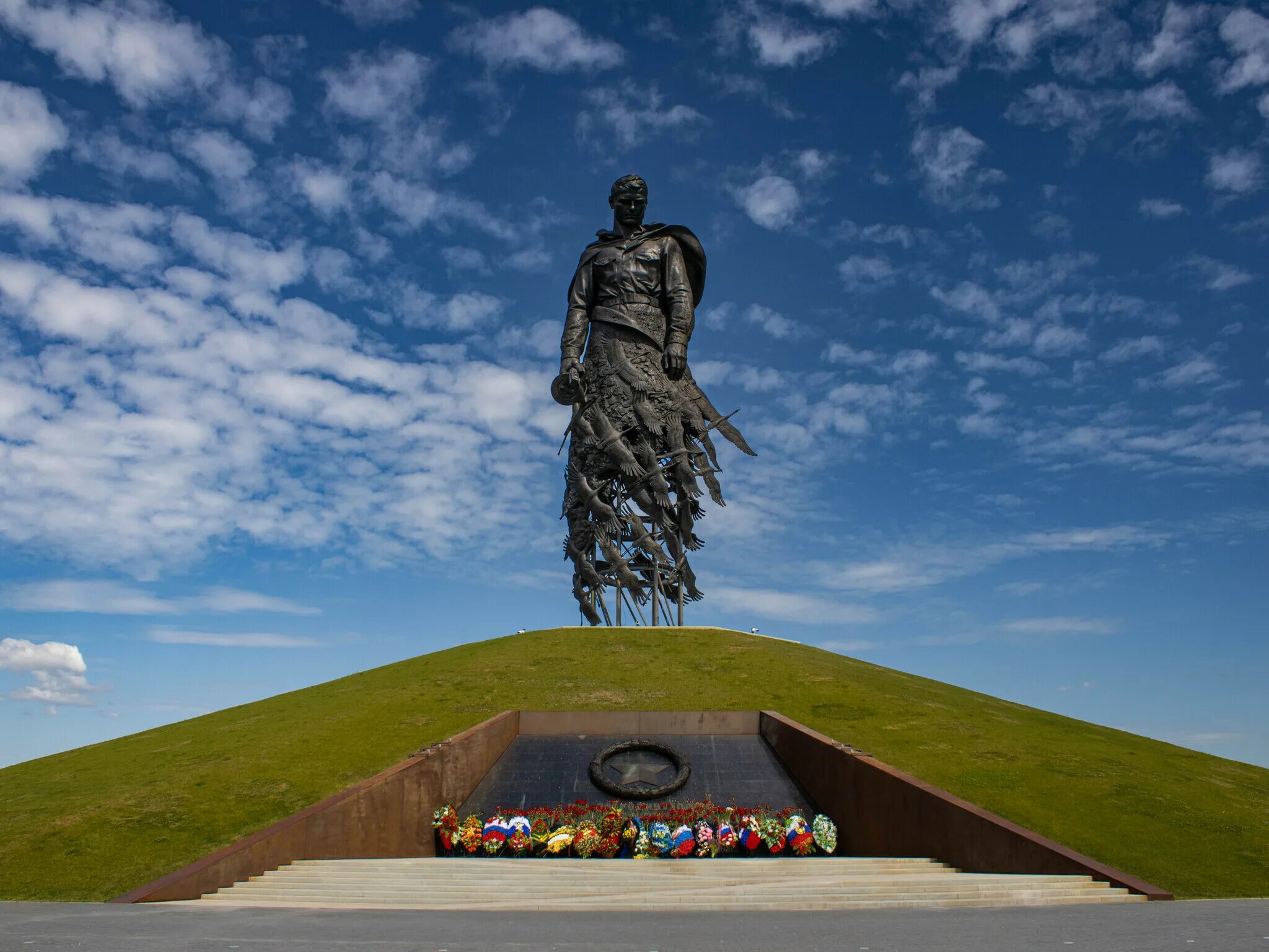 Где находится памятник солдату