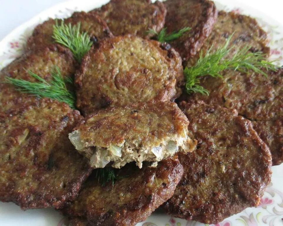 Рецепт вкусных котлет из печени. Печеночные оладьи. Печеночники котлеты. Печёночные оладьи из свиной печени. Печеночники из говяжьей печени.