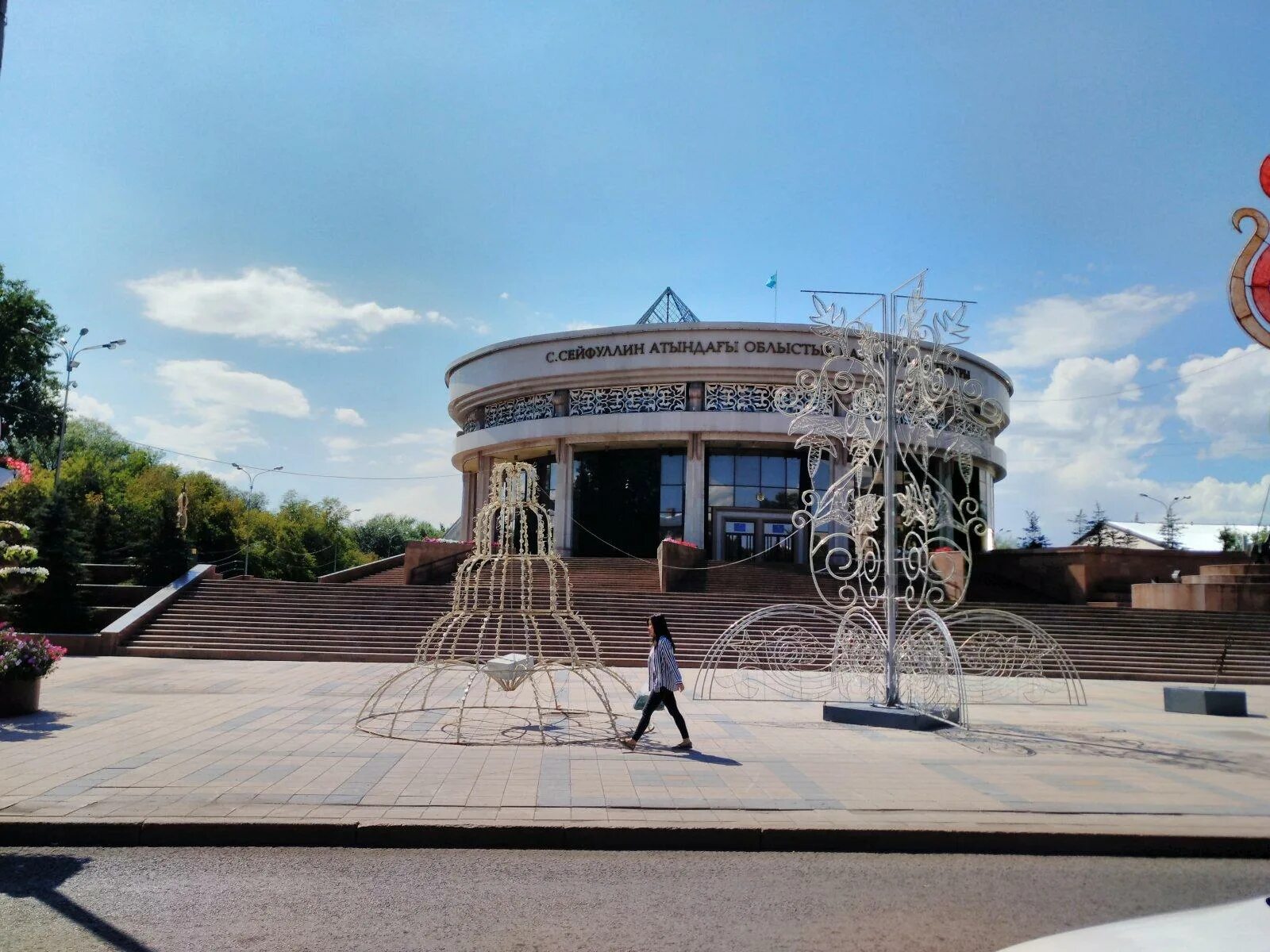 Каздрам театр караганда. Областной драмтеатр караганда. Театр имени станиславского в караганде. Караганда бульвар мира театр имени станиславского. Караганда фото.