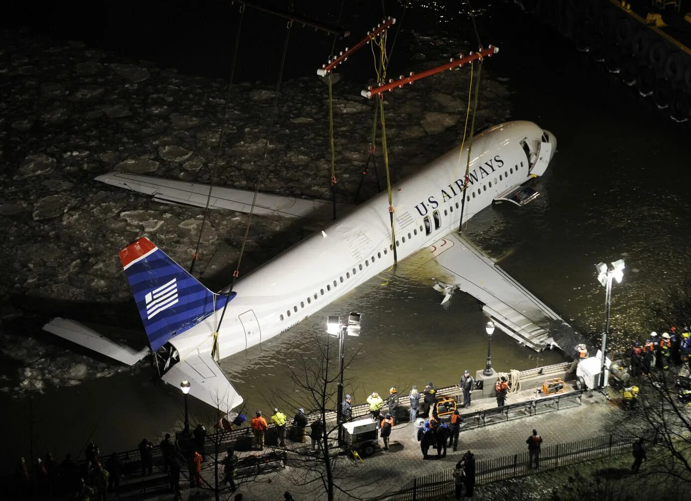 Hudson river plane crash. Самолёт на Гудзоне 2009. Аварийная посадка a320 на Гудзон. Самолёт Аэробус а320 чудо на Гудзоне. Авиакатастрофа на Гудзоне 2009.