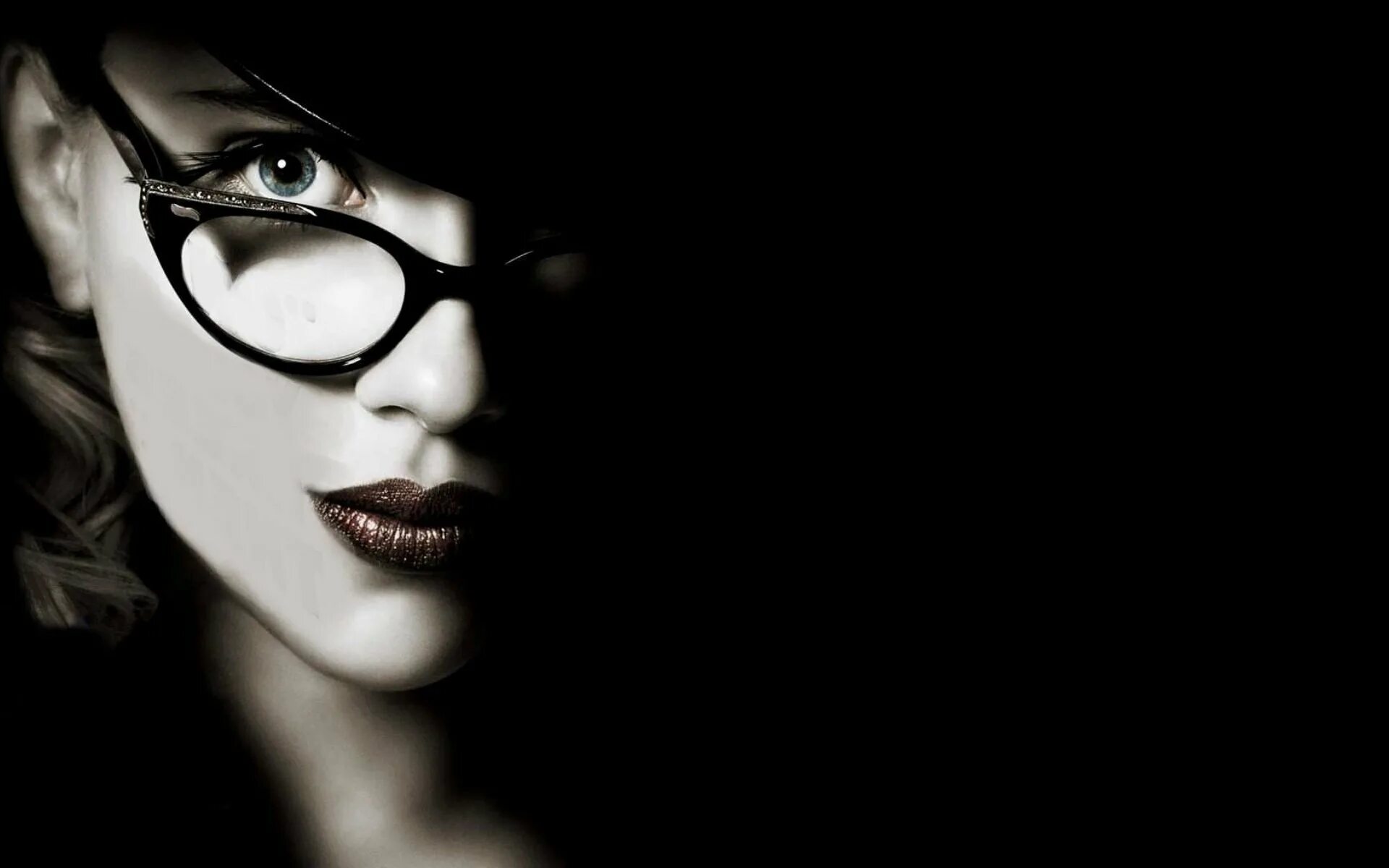 Скарлетт Йоханссон в темных очках. Скарлетт Йоханссон в черных очках. Девушка в очках. Дама в очках. Загадочный характер