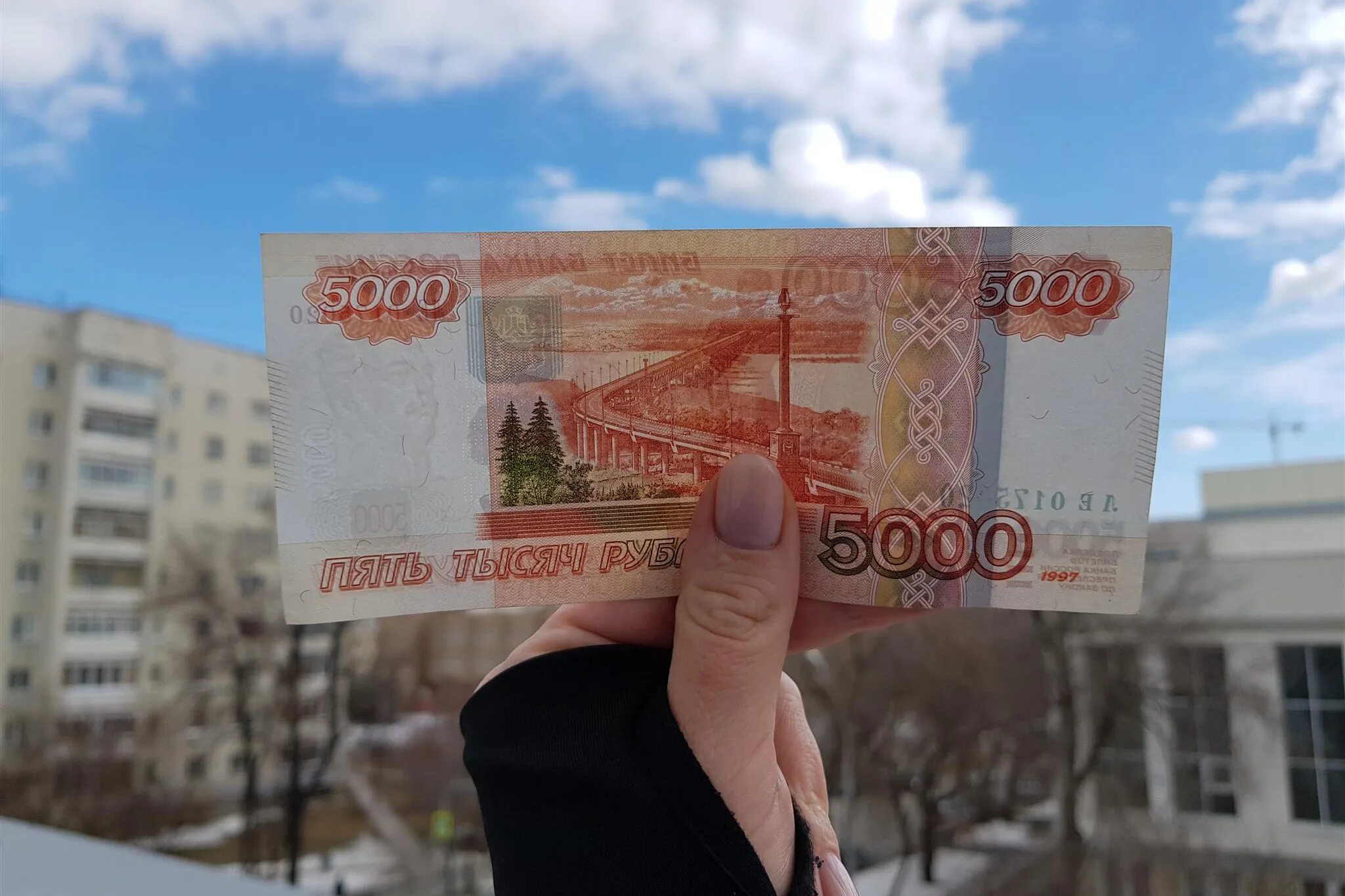 5 тысяч ежедневно. Купюра 5000 рублей. Пятитысячная купюра. 5 Тысяч рублей. Новая пятитысячная купюра.