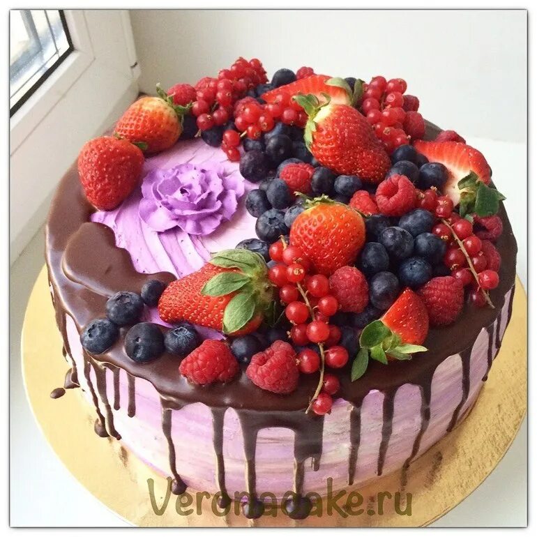 украшение торта ягодами. торт 18 лет и месяцев. торты на 18 без мастики. торт с ягодами. красивые торты на день рождения.