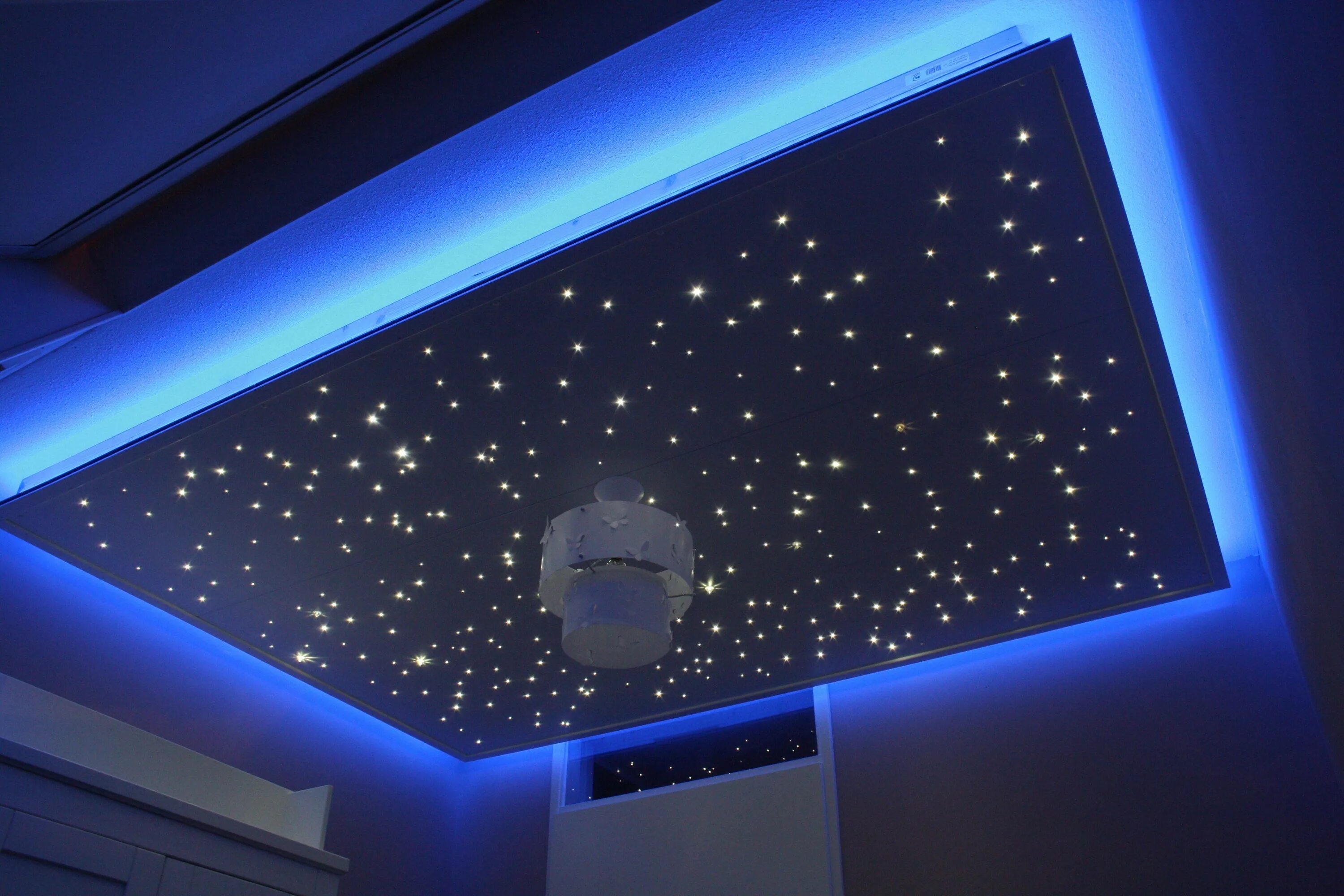Натяжной потолок звездное небо. Starpins на натяжном потолке. Натяжной потолок Звёздное небо с подсветкой. Светящийся подвесной потолок. Система звездное небо