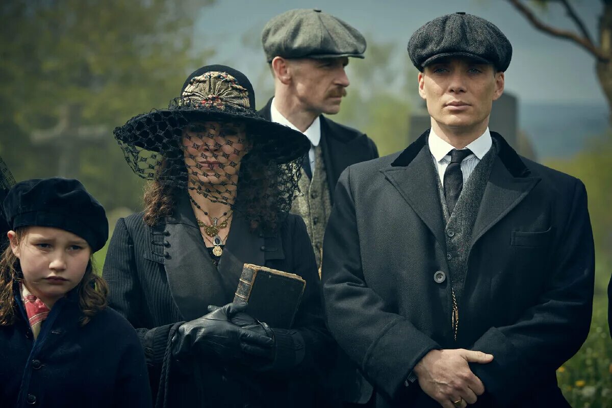 Как пишется гангстер. Острые козырьки / Peaky Blinders (2013). Хелен МАККРОРИ острые козырьки. Бирмингем в сериале острые козырьки. Шелби острые козырьки.