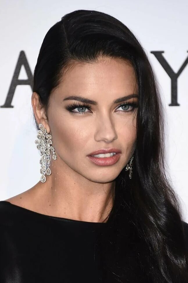 Adriana lima 2025. Adriana lima 2025