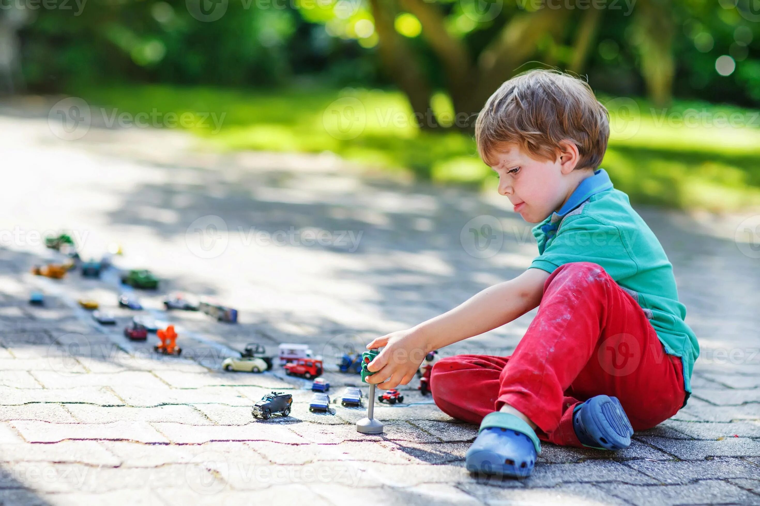 Been is a little boy. Игрушки для мальчиков. Дети играющие в одиночку. Фото маленький мальчик играет.. Ребенок мальчик играет.