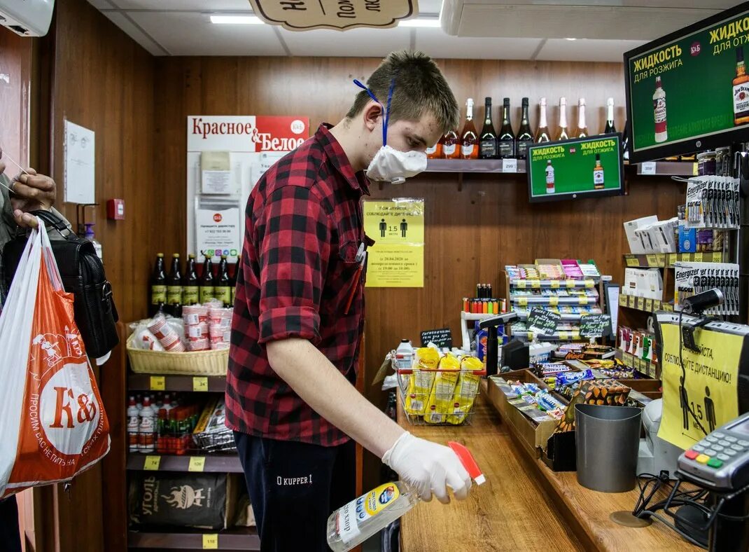 красное и белое магазин продавцы. бейджик красное белое. красное белое сотрудники магазина. форма красное белое магазин. продавец красный белый магазин.