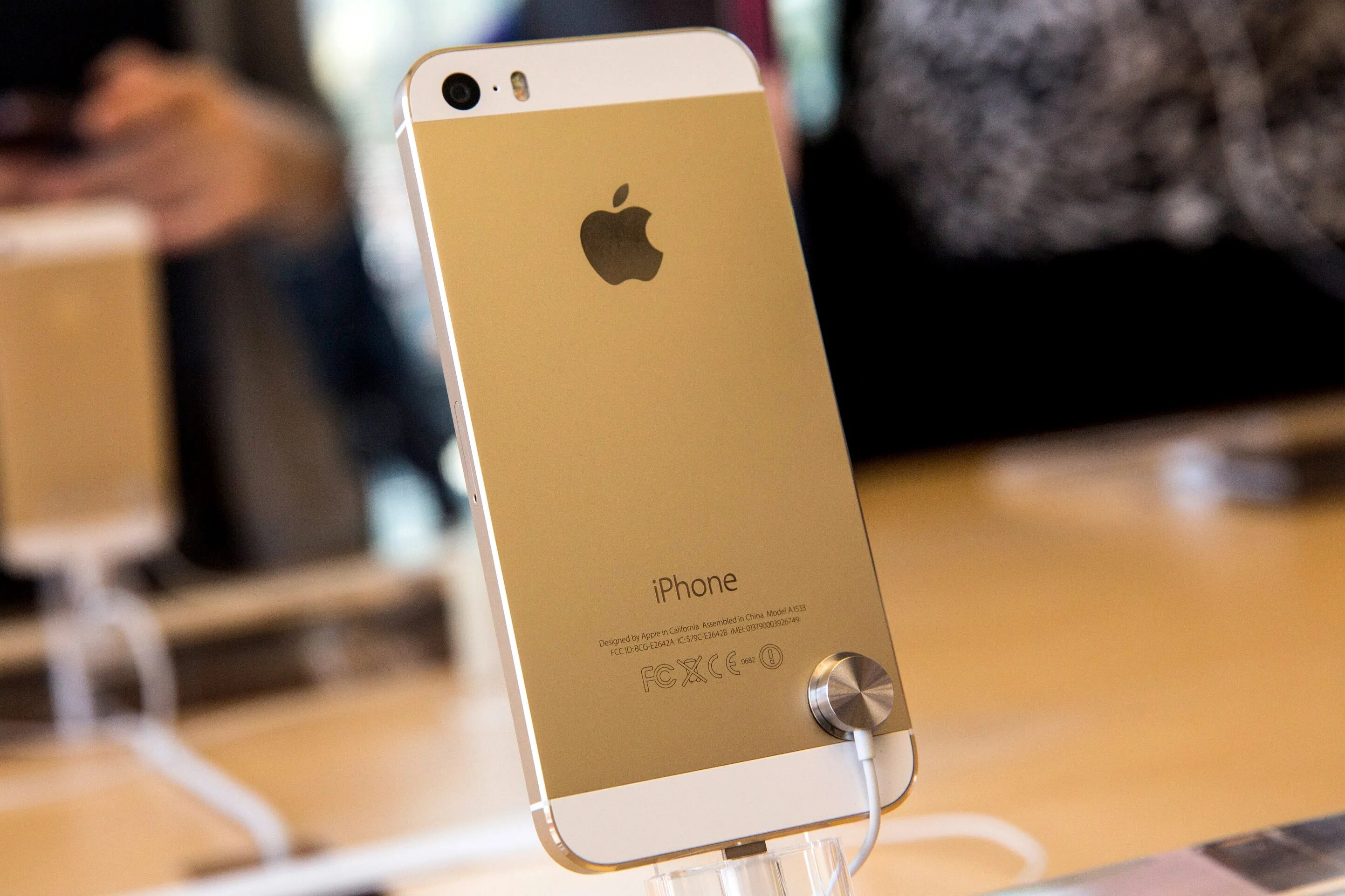 Айфон странный звук. Iphone 5s Gold. Iphone 5s золотой. Iphone 5se Gold. Айфон 5 золотой.