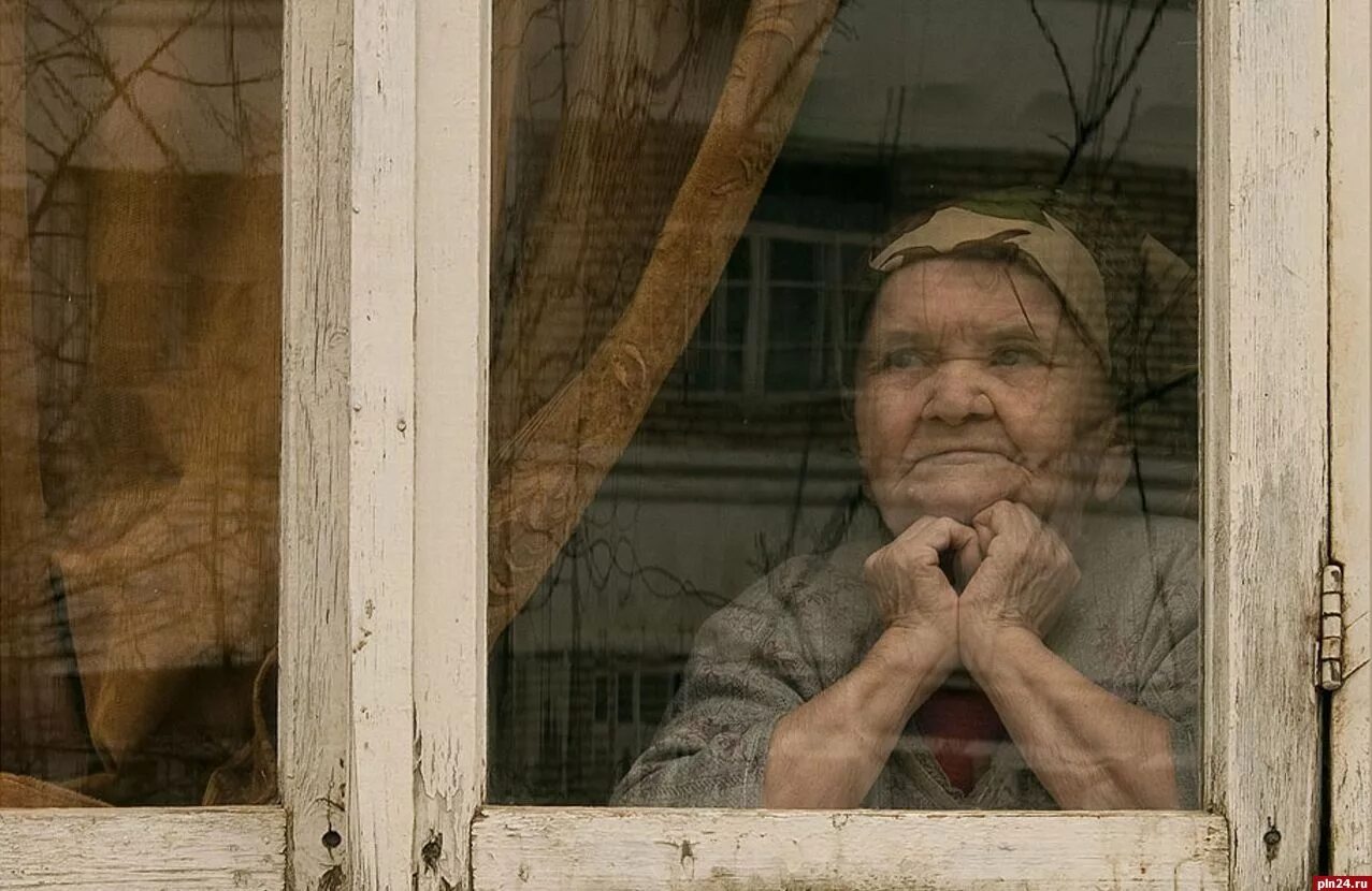 Бабушка у окна. Бабка в окне. Старушка у окна. Бабушка в окошке.