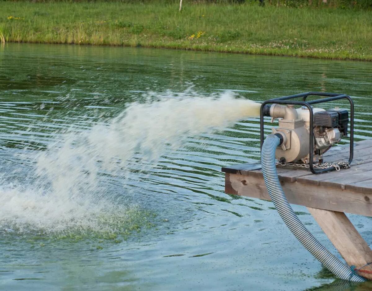 Насос для забора воды из реки. Забор воды из озера насосом. Забор воды с водоема. Закачка воды из озера насосом.