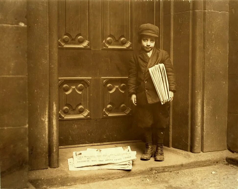 Современная фотография история. Lewis Hine. Мальчик 1860. Lewis Hine работы. Boys - sellers of newspapers old photos.