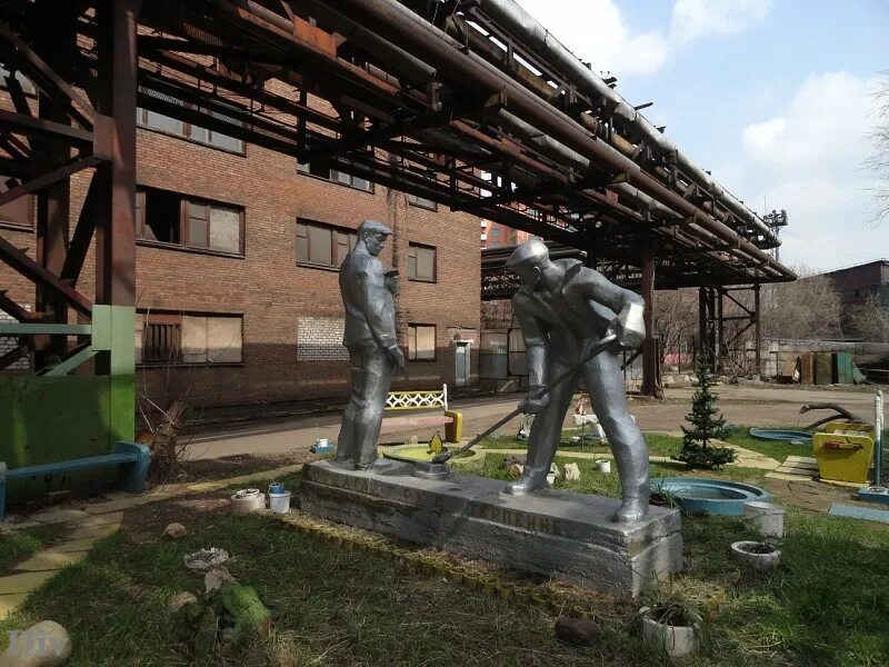 Дк серп и молот москва. Завод серп и молот Москва. Заброшенный завод серп и молот. Завод сера и молот Москва. Заброшенный ДК серп и молот.