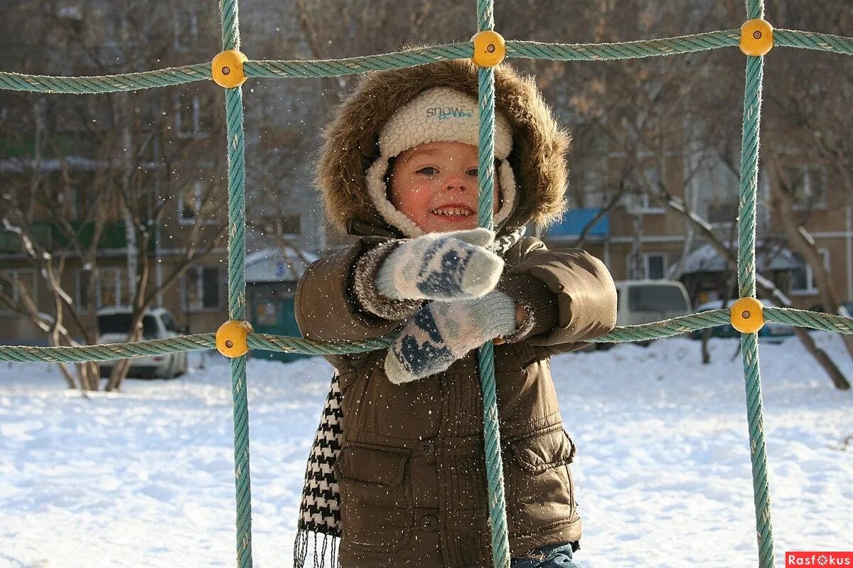 Андрюша фото. Детская фотосессия в Оренбурге. Расфокус игрушки. Андрюша Наташа фото в детстве.