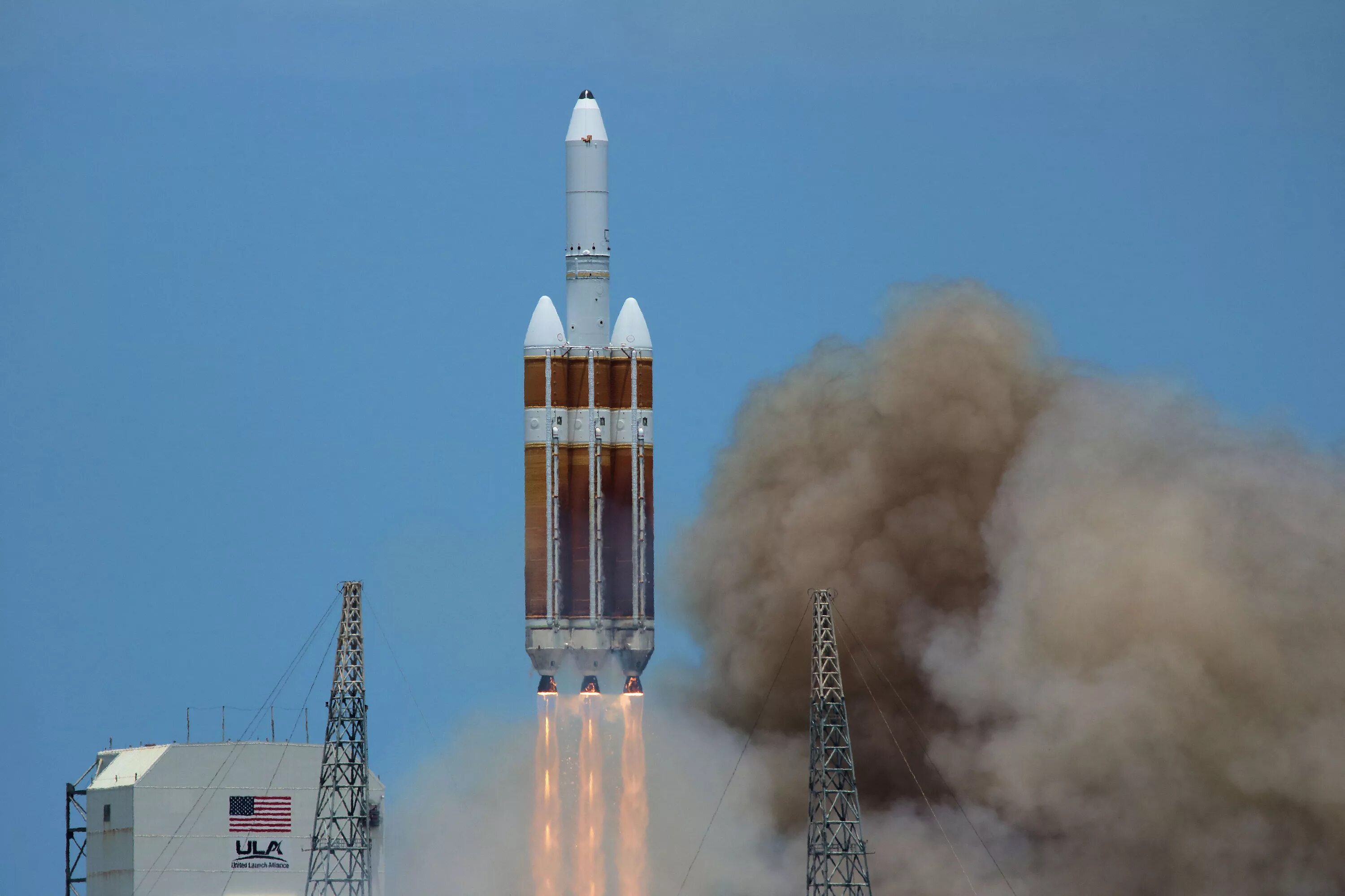 Delta iv heavy. Дельта 4 хеви. Ракета Дельта 4 хеви. Ракета с четырьмя крыльями. Дельта 4 хеви топливо.