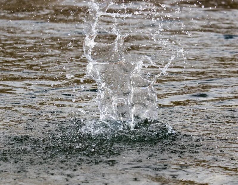 Падение камня в воду