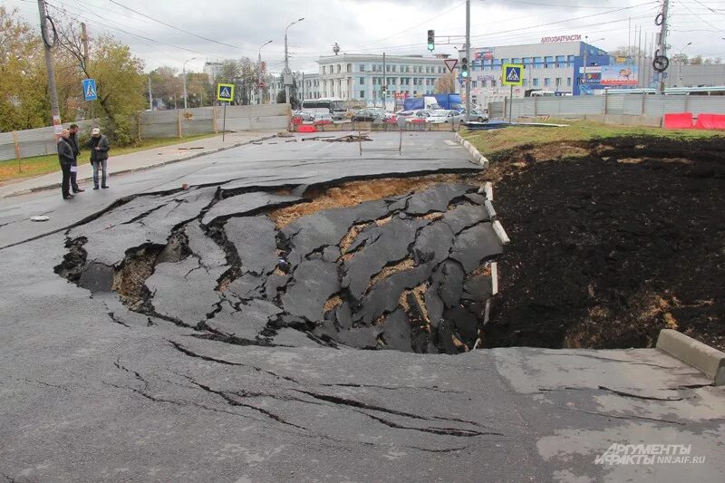 Нижний украсть. Карстовые провалы в Нижнем Новгороде. Просадочные грунты в Нижнем Новгороде. Карстовые провалы в Дзержинске. Мыза карстовый провал.