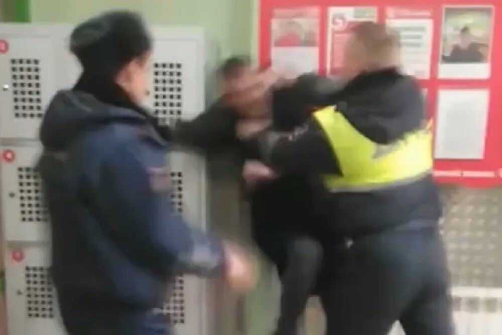 драка охранников пятерочки. женщина охранник в пятёрочке. полицию вызвал охранник. дорожный охранник. вор и полицейский.