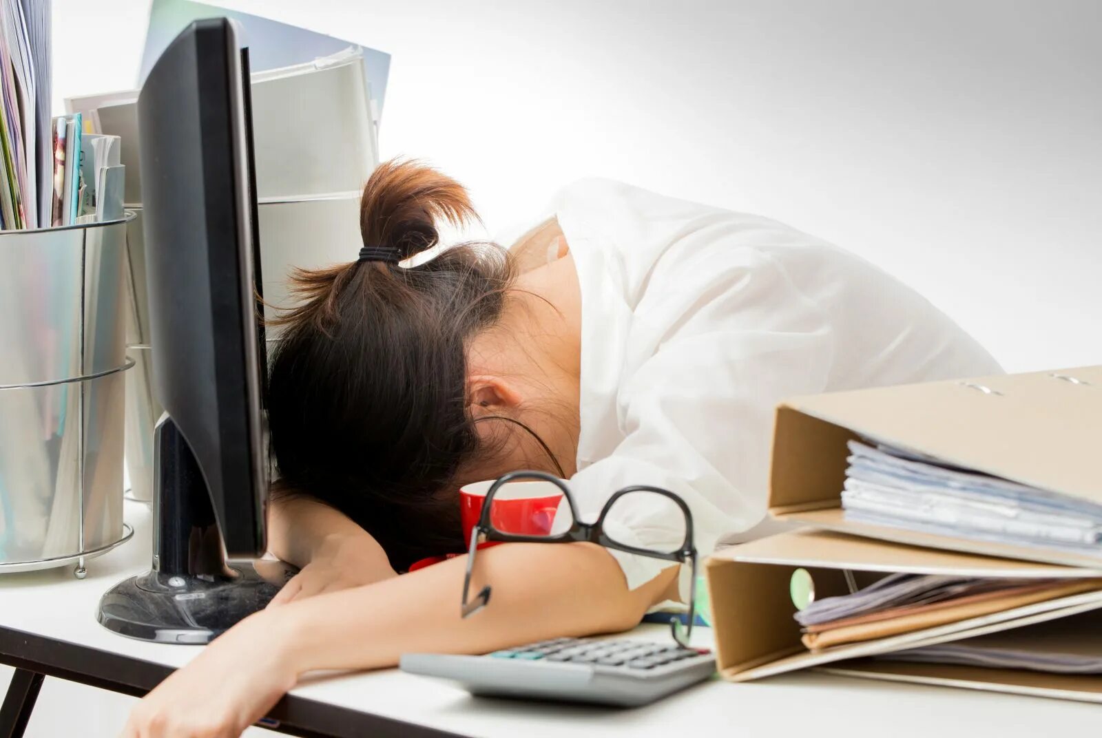Устаю на работе что делать. Уставшая девушка. Уставший за компьютером. Уставшая женщина в офисе. Женщина усталость.