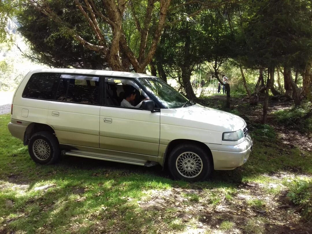 Мазда мпв поколения. Mazda MPV 1996. Мазда МПВ 1. Мазда MPV 1 поколение. Mazda MPV 1 1996.