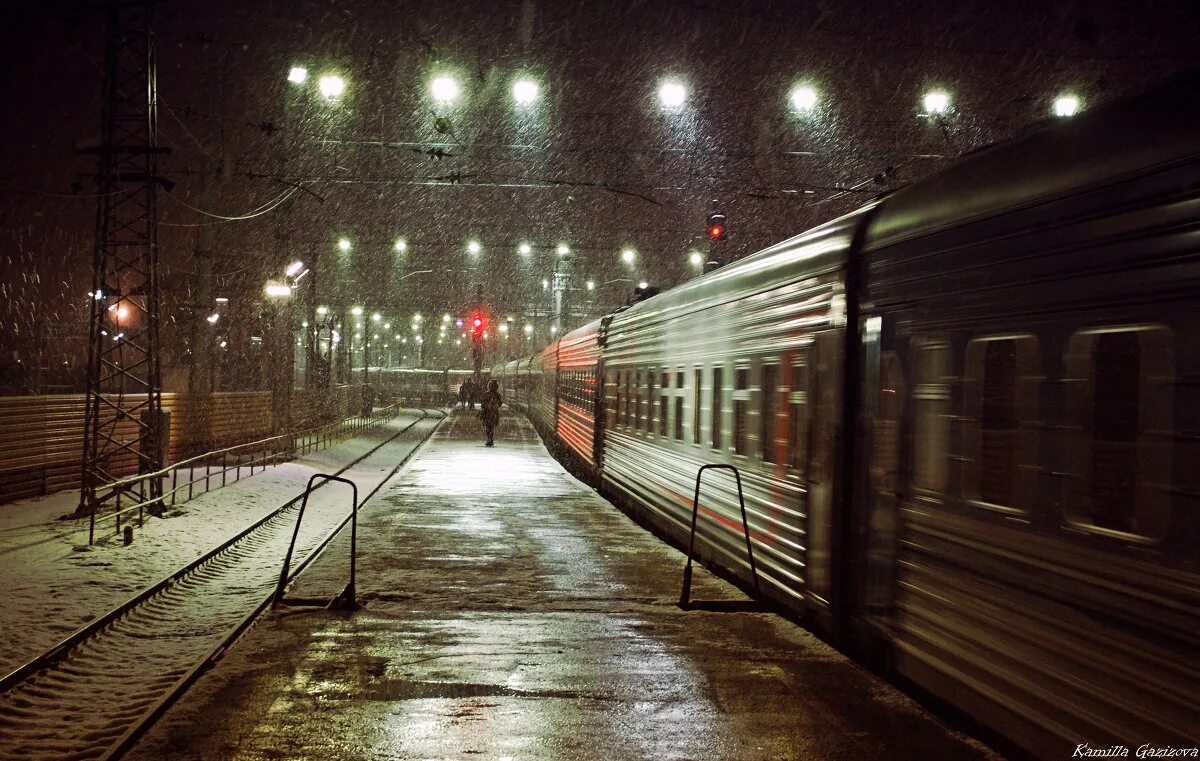 рельсы. вдруг на станции. расставание на вокзале. витебский вокзал перон. прощаются на вокзале.