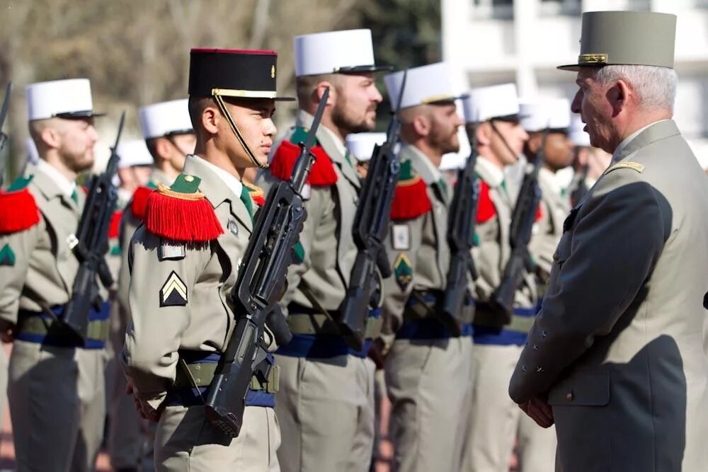 Французский легионер. Служащие легиона. Испанский иностранный легион. Французский легион зарплата. Форма иностранного легиона франции.