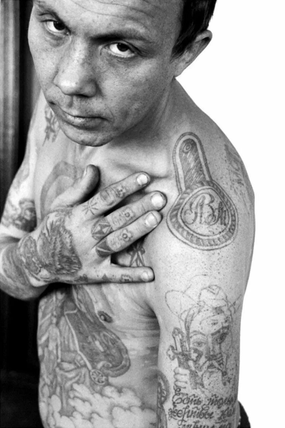 Аркадий бронников татуировки. Уголовные татуировки. Тюремные татуировки. Тюремные татуировки япончика. Шарль брижо тату.