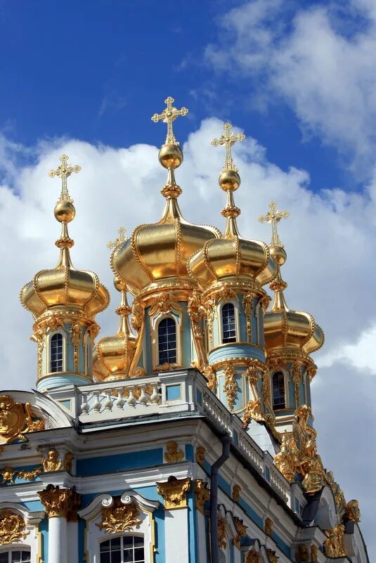 фото золотых храмов. храм золотые купола. в золочёной церкви. однокупольный собор-церковь с золотой маковкой. новгород храм золотые купола.