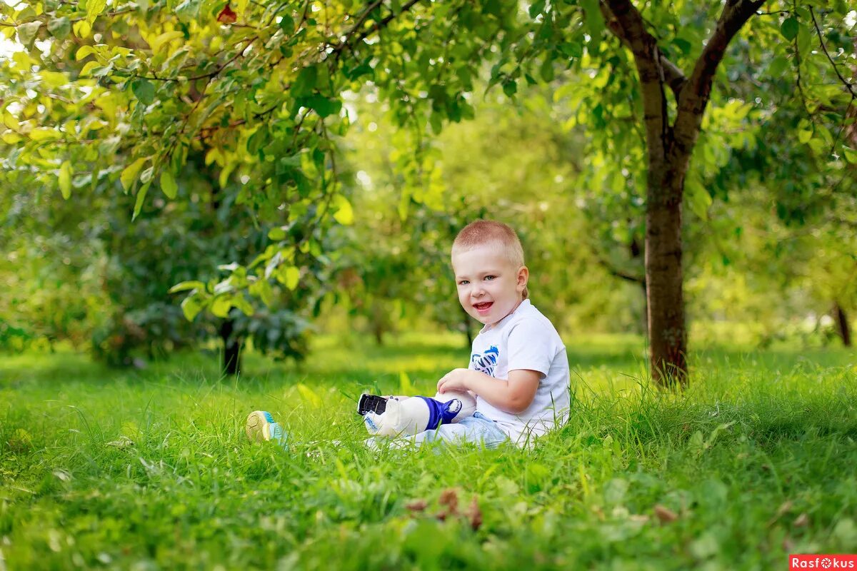 Сделать детскую фотографию. Детский и семейный фотограф. Детский фотодень на природе. Малыш в парке. Фотосессия с малышом в парке.