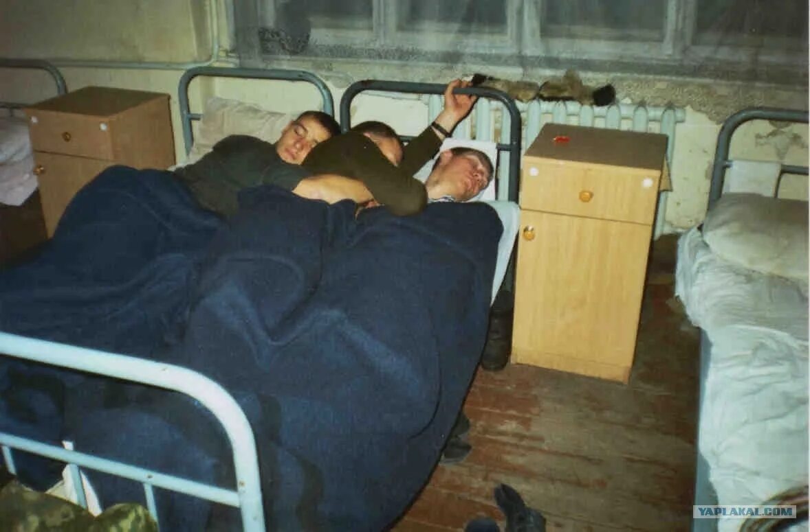 Утренняя эрекция у парней. Человек встает. Стояк у спящего. Мужской живот лежа. Спящие мужчины в казармах.