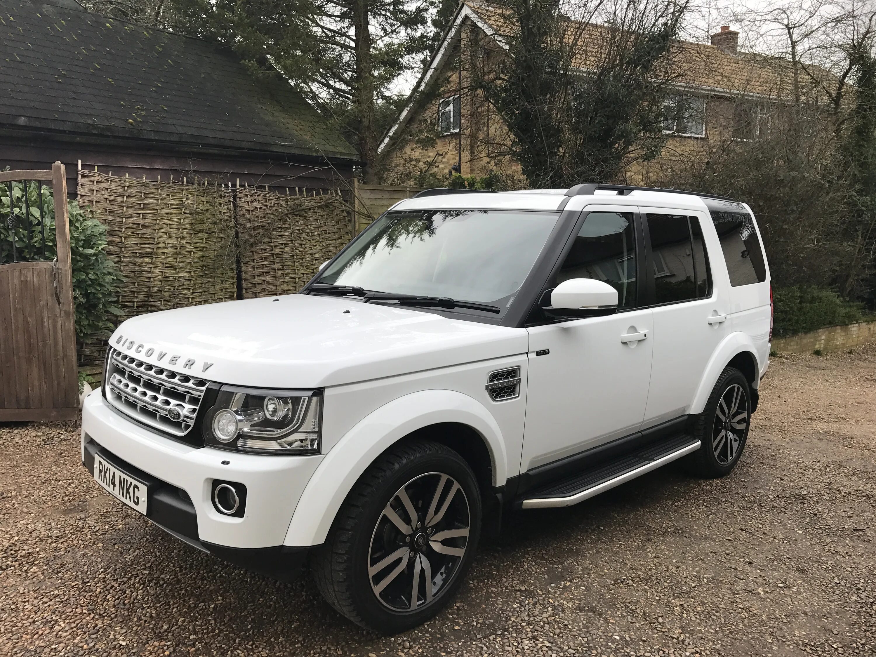 Ленд ровер дискавери купить бу. Ленд Ровер Дискавери 4 белый. Land Rover Discovery 4 HSE Luxury. Ленд Ровер Дискавери 4 2011. Discovery 4 sdv6 HSE.