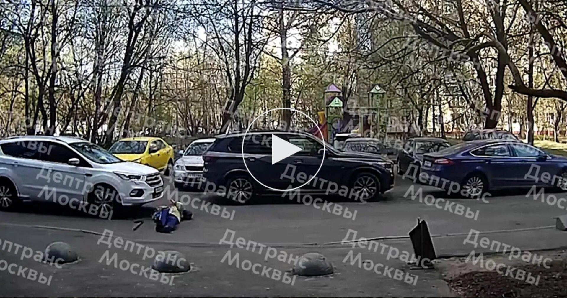 Переехала пенсионерку. Парковка во дворе. Автомобиль. Машины в Москве. Машины России.