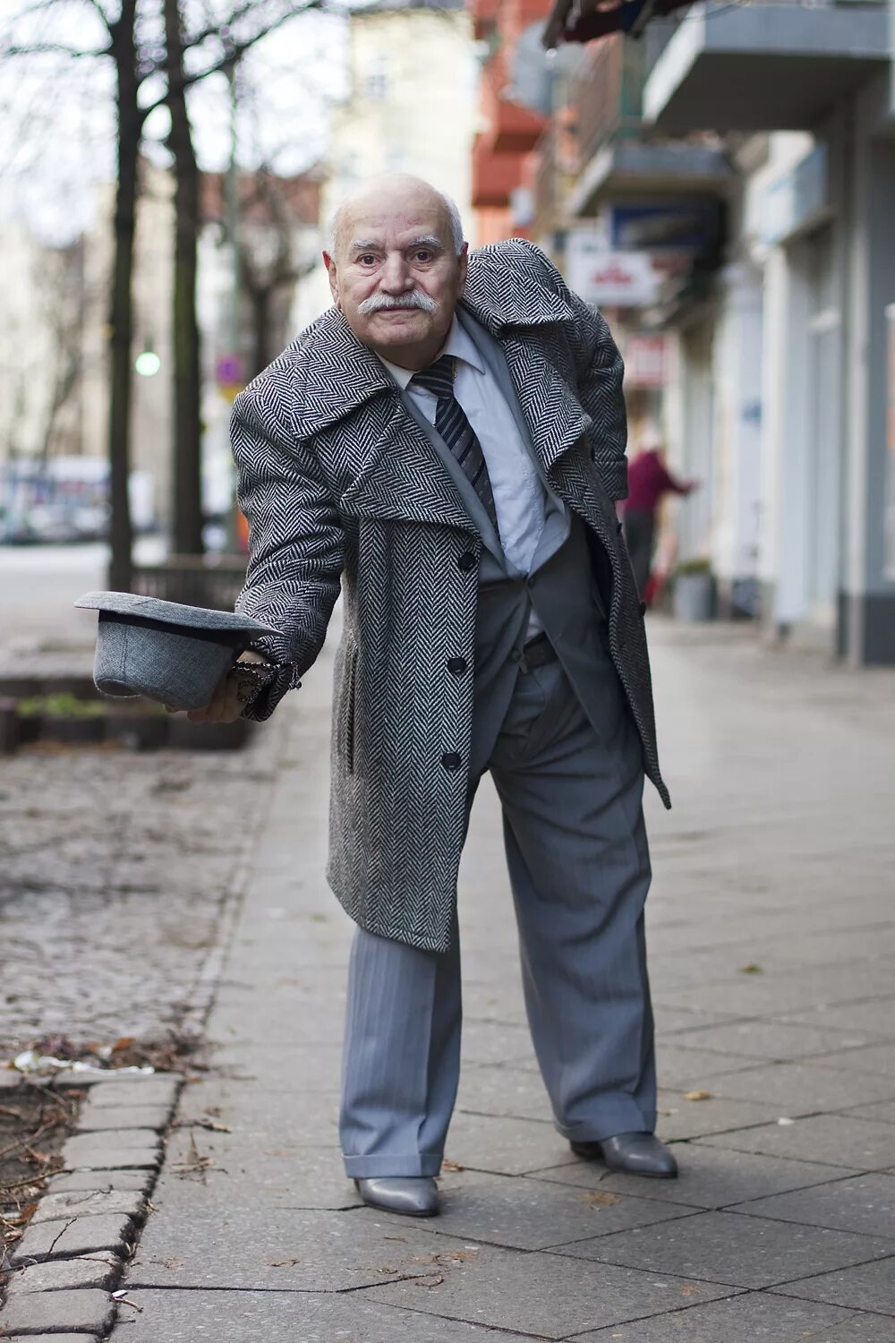 Пожилые мужчины ролики. Стильный дедушка. Дедушка в пальто. Пожилой мужчина в костюме. Старик в пальто.