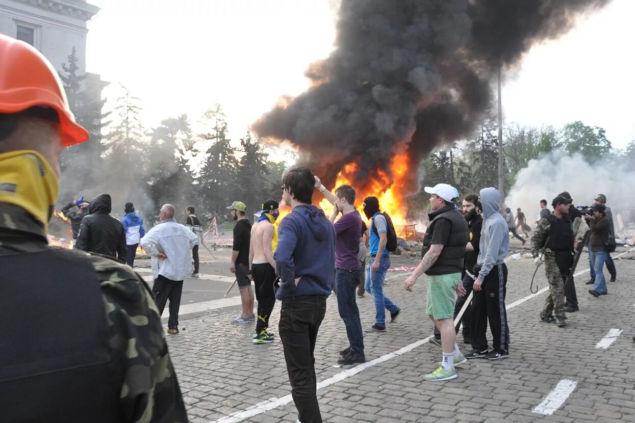 Дом профсоюзов в Одессе 2 мая 2014. Одесская резня 2 мая 2014. Одесса 2 мая дом профсоюзов. Одесса 2.05.2014 дом профсоюзов Гончаренко. Одесса 2014 год дом профсоюзов