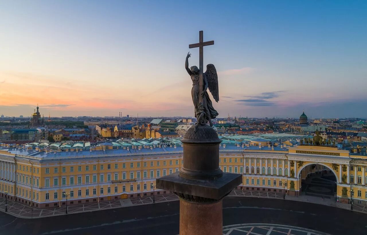 Символ города петербург. Дворцовая площадь Александрийская колонна. Александровская колонна на Дворцовой площади в Санкт-Петербурге. Александровская колонна в Санкт-Петербурге ангел. Ангел Александровская колонна Дворцовая площадь.