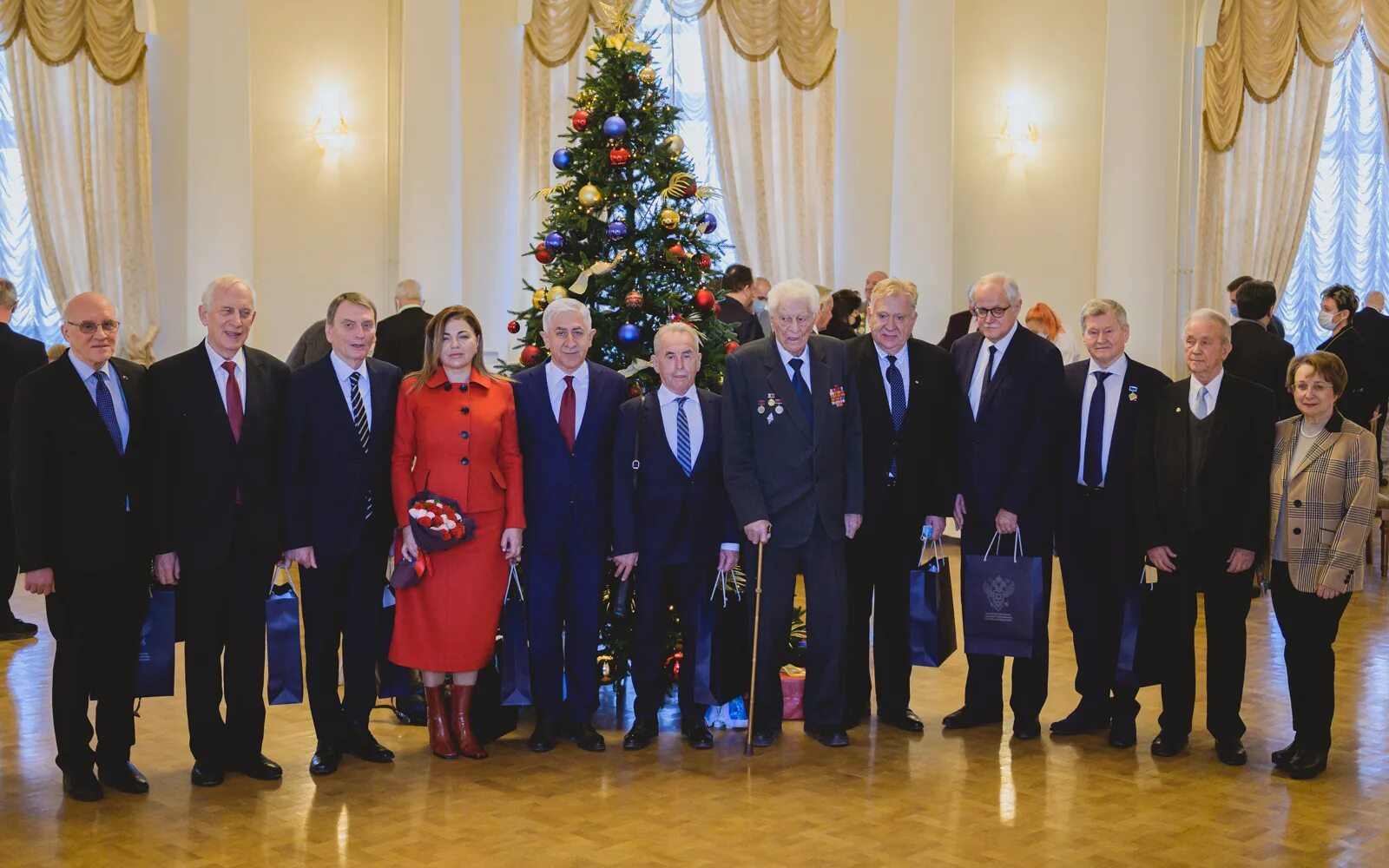 Награждение президентом. Награждение государственными наградами. Вручение наград Минобрнауки. Вручение государственных наград фото.