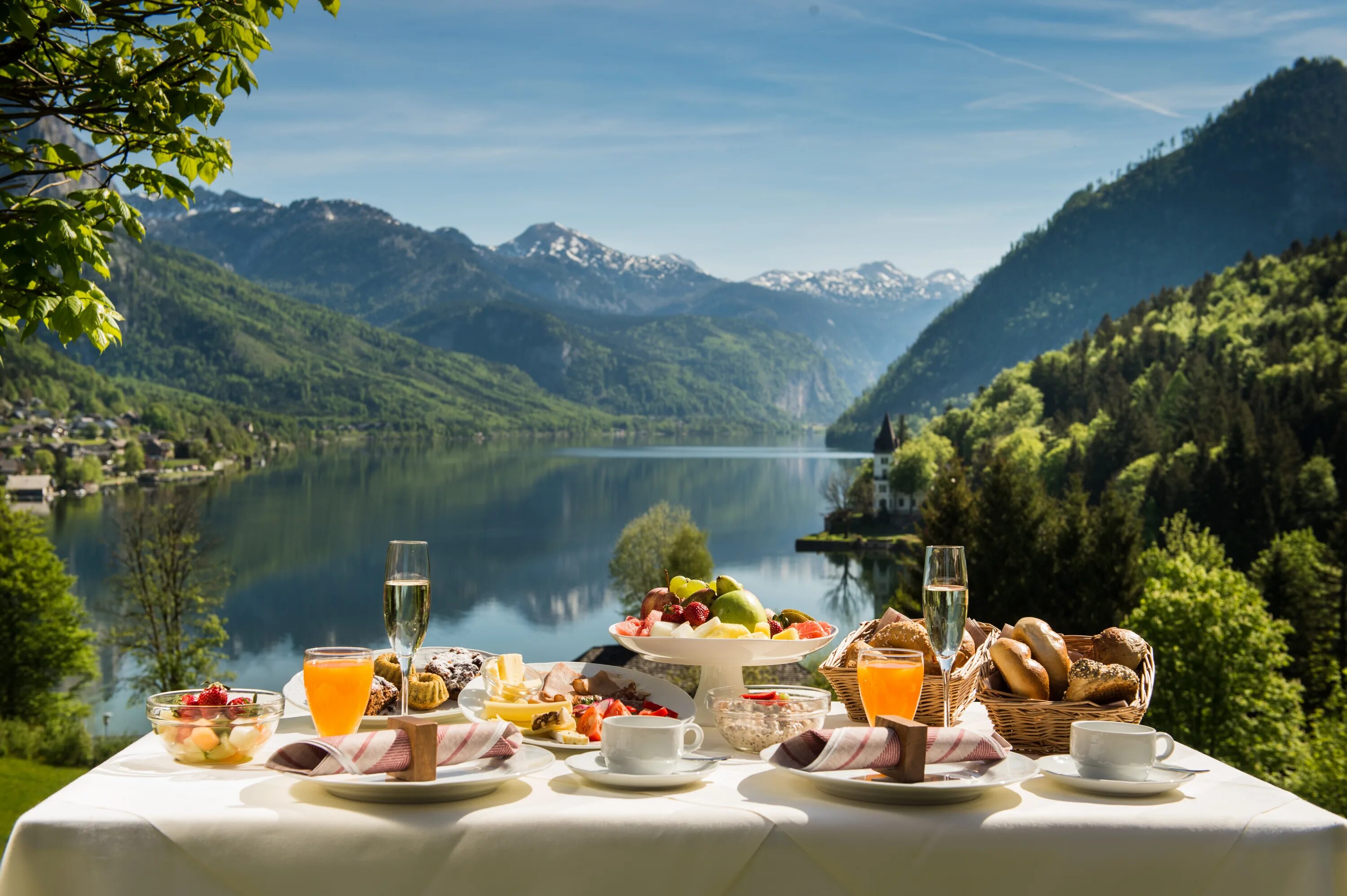 Картинки с добрым утром город. Завтрак на природе. Роскошный завтрак. Красивый завтрак с видом. Утро в горах.