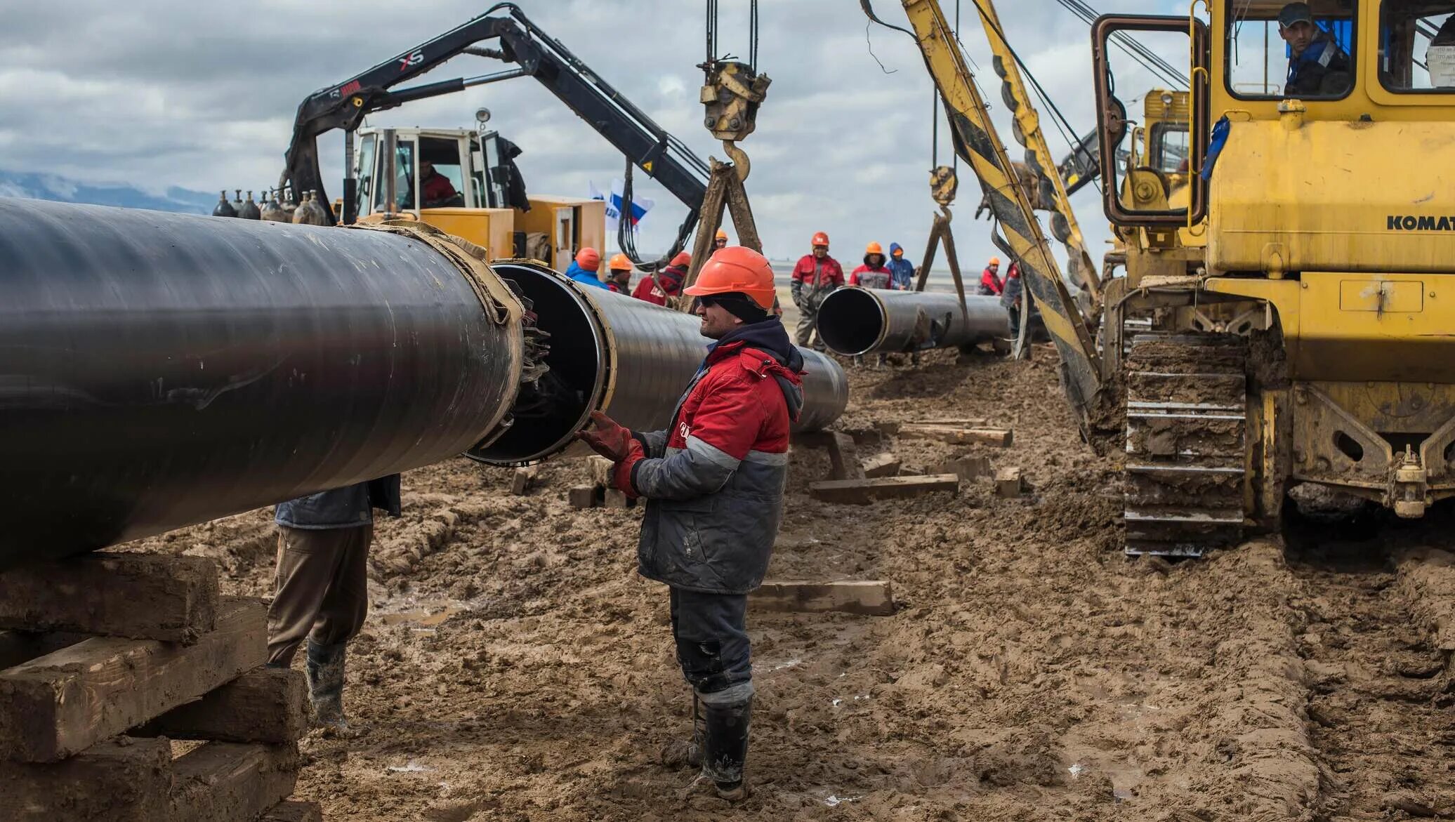 Стройка трубы. Стройка трубопровода. строительство нефтепровода. стройка нефтепровода. сооружение магистральных трубопроводов.