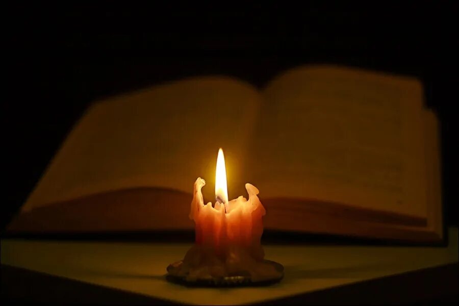 Горящая свеча. Огарок свечи. Свеча на столе. Горящая свеча на столе. Одиноко свечи горят